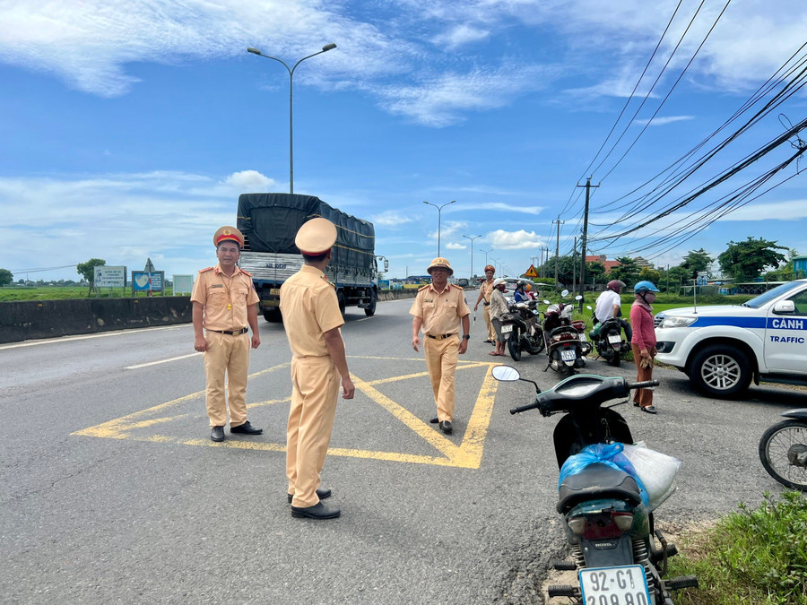 Lực lượng GSGT Công an tỉnh Quảng Nam túc trực tại các điểm thi. Lực lượng GSGT Công an tỉnh Quảng Nam túc trực tại các điểm thi.