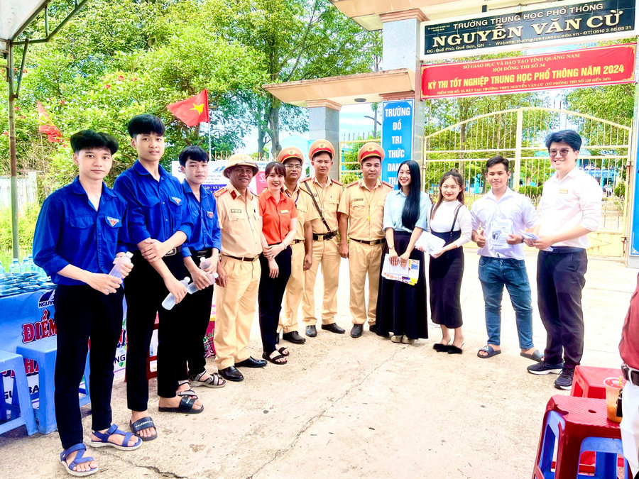 Lực lượng CSGT với Đoàn viên thanh niên tỉnh Quảng Nam trực trước các điểm thi, sẵn sàng hỗ trợ thí sinh khi cần thiết. Lực lượng CSGT với Đoàn viên thanh niên tỉnh Quảng Nam trực trước các điểm thi, sẵn sàng hỗ trợ thí sinh khi cần thiết.