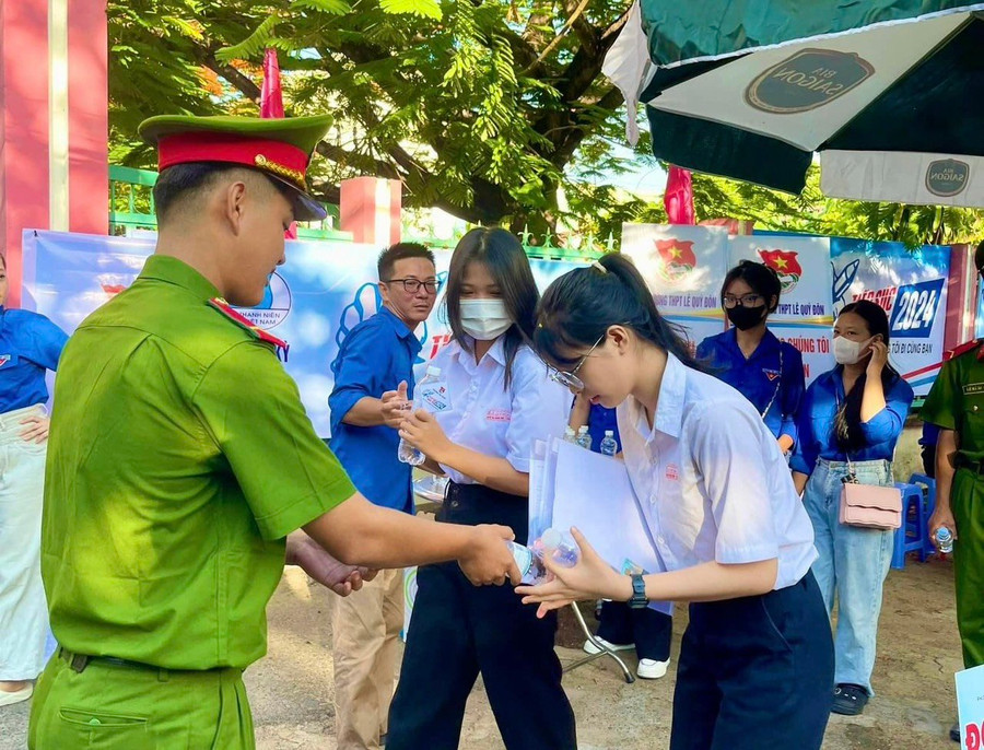 Công an hỗ trợ nước uống cho các thí sinh. Công an hỗ trợ nước uống cho các thí sinh.