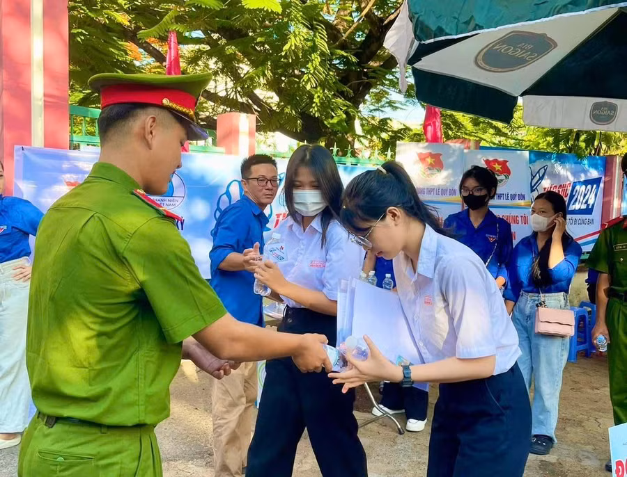 Công an hỗ trợ nước uống cho các thí sinh.