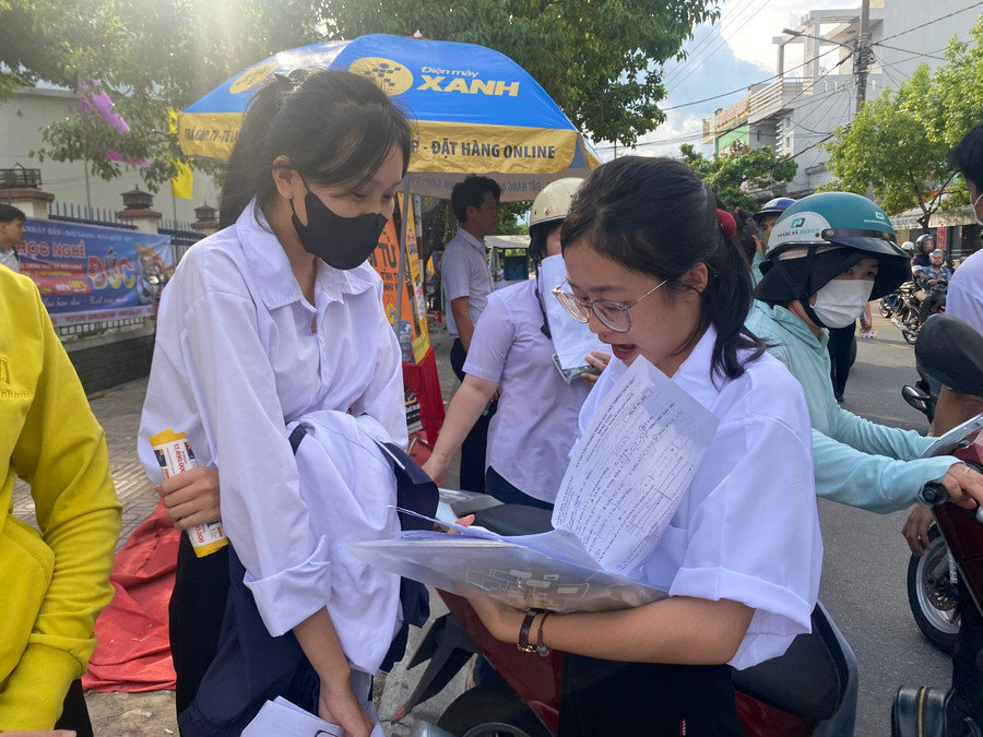 Thí sinh trao đổi với nhau sau khi hoàn thành môn thi Toán. Thí sinh trao đổi với nhau sau khi hoàn thành môn thi Toán.