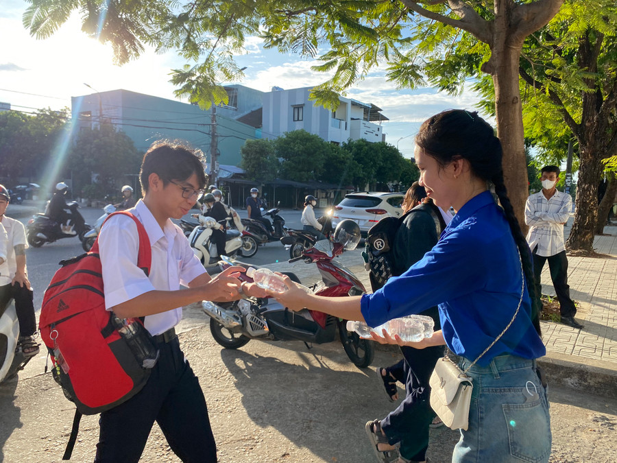 Đoàn Thanh niên Đại học Quảng Nam hỗ trợ nước uống cho thí sinh dự thi.