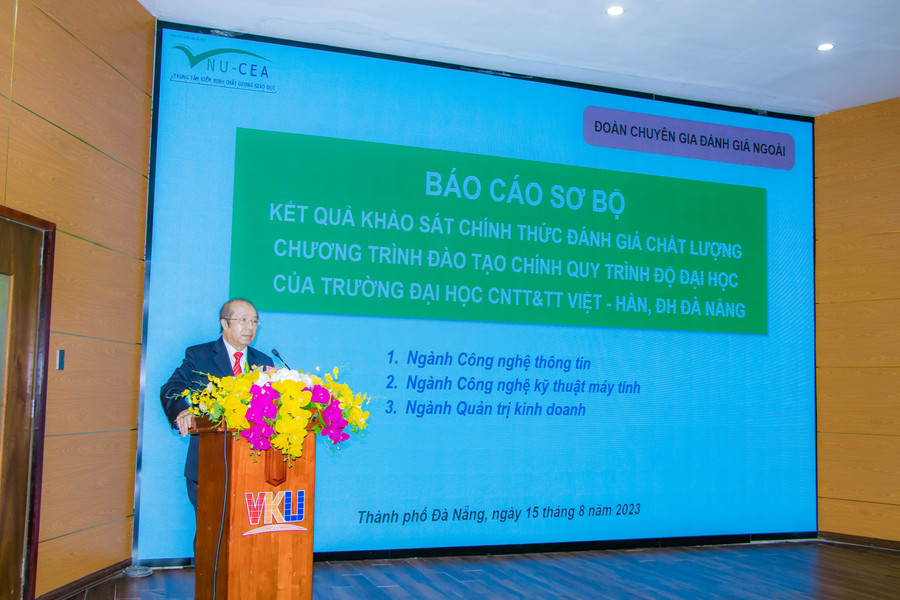 GS.TSKH. Bành Tiến Long – Nguyên Thứ trưởng Bộ GD&amp;ĐT, Trưởng đoàn đánh giá báo cáo sơ bộ kết quả khảo sát. Ảnh: Hoàng Vinh.