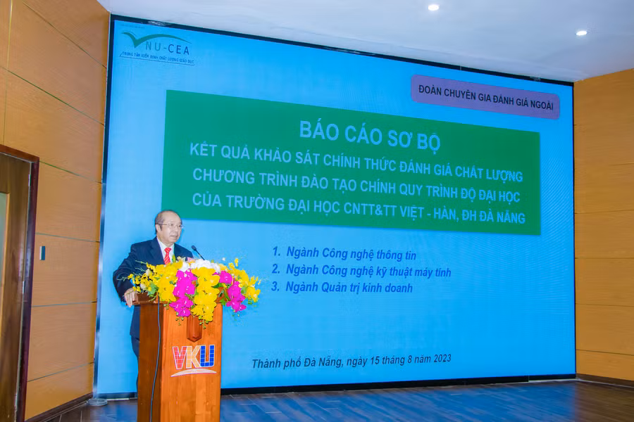 GS.TSKH. Bành Tiến Long – Nguyên Thứ trưởng Bộ GD&amp;ĐT, Trưởng đoàn đánh giá báo cáo sơ bộ kết quả khảo sát. Ảnh: Hoàng Vinh.