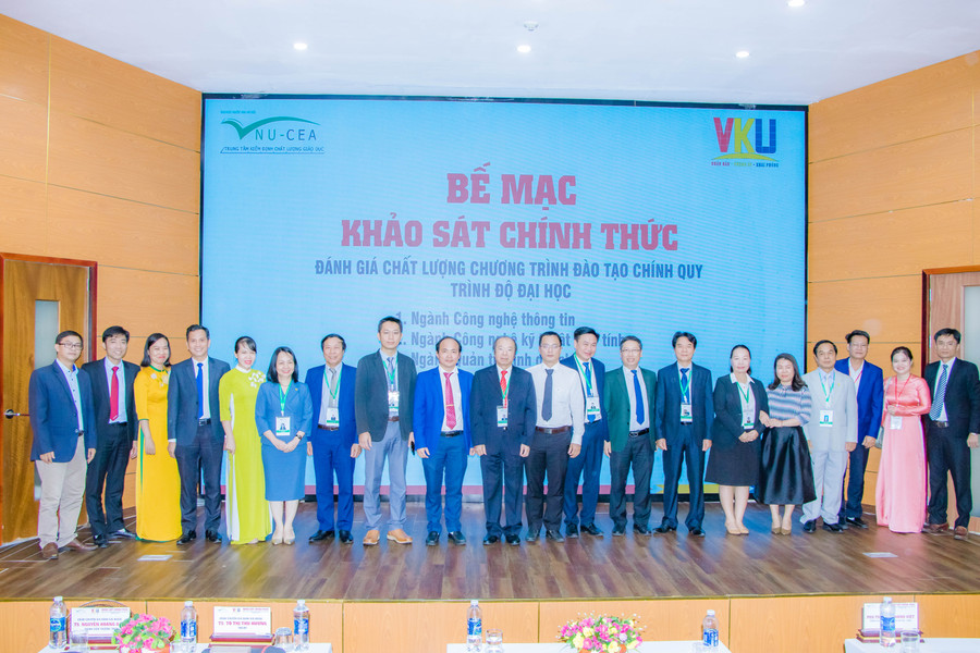 Sau 3 ngày, chương trình khảo sát đánh giá chất lượng chương trình đào tạo chính quy trình độ đại học tại Trường VKU - ĐH Đà Nẵng đã hoàn thành. Ảnh: Hoàng Vinh.