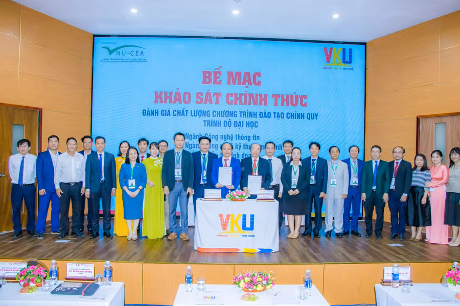 Ký biên bản hoàn thành khảo sát chính thức đánh giá ngoài chất lượng chương trình đào tạo chính quy trình độ đại học tại Trường VKU- Đại học Đà Nẵng. Ảnh: Hoàng Vinh. 