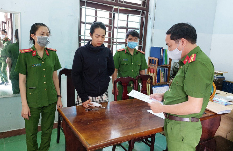 Công an đọc lệnh bắt tạm giam đối với Phạm Thị Mỹ Hằng. Ảnh: Công an. 