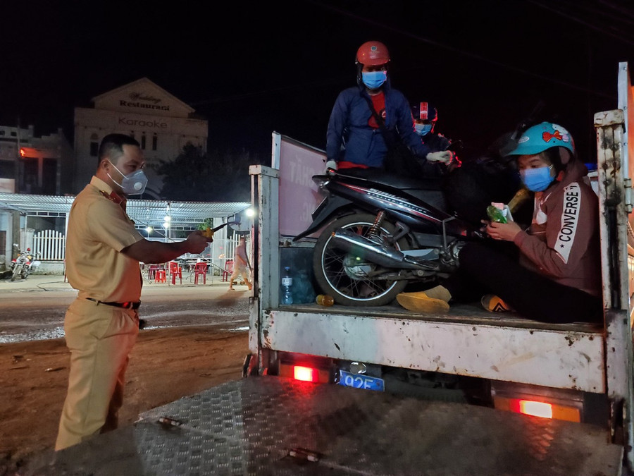 CSGT TP Đà Nẵng hỗ trợ người dân đi từ phía Nam về qua đèo Hải Vân. 