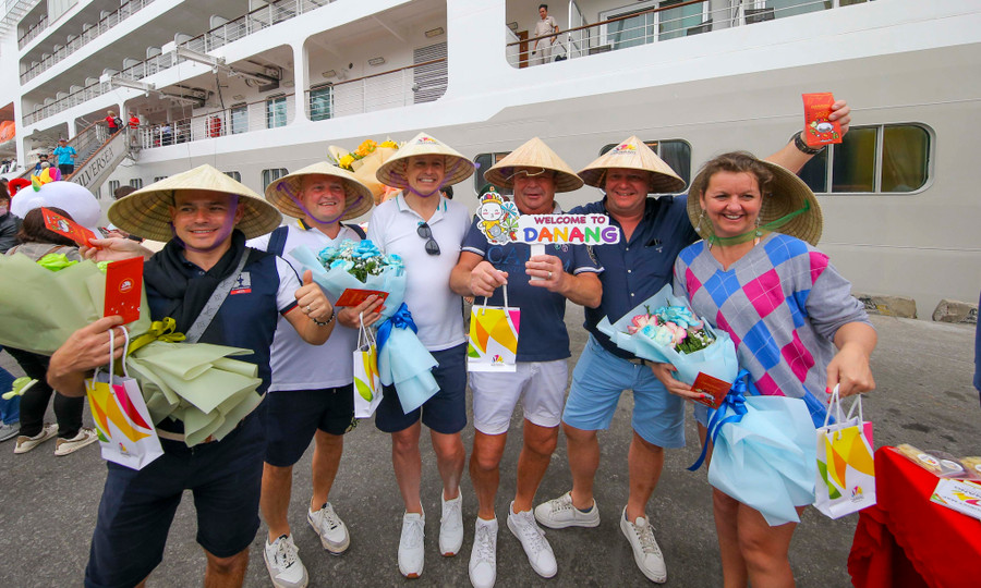 Khách du lịch hào hứng đến Đà Nẵng. Ảnh: Hoàng Vinh. Khách du lịch hào hứng đến Đà Nẵng. Ảnh: Hoàng Vinh.