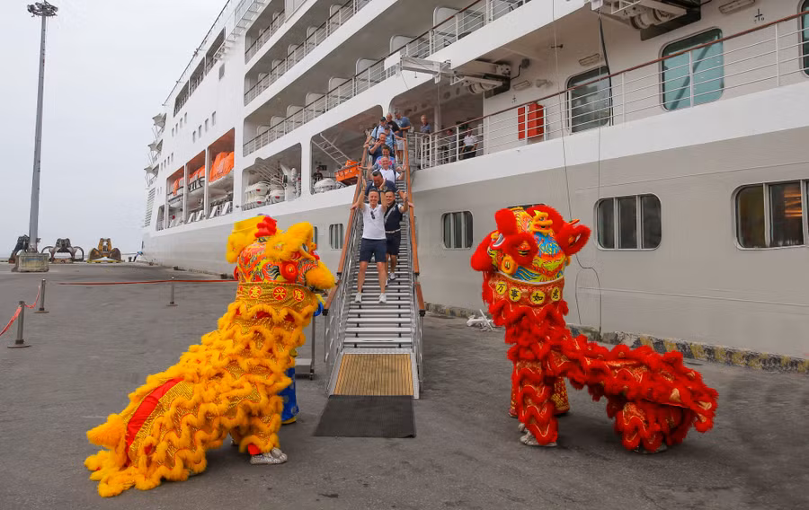 Đoàn du khách đến Việt Nam bằng tàu biển. Ảnh: Hoàng Vinh. 