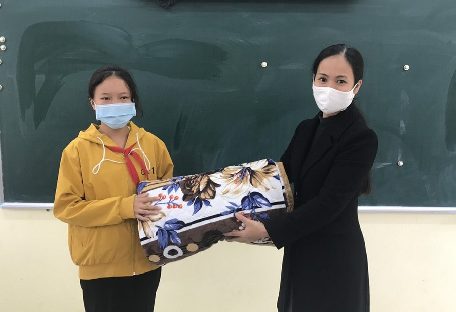 Cô Đặng Thị Hà (trường PTDT nội trú THCS và THPT huyện Na Hang) tặng chăn ấm cho học trò Cô Đặng Thị Hà (trường PTDT nội trú THCS và THPT huyện Na Hang) tặng chăn ấm cho học trò