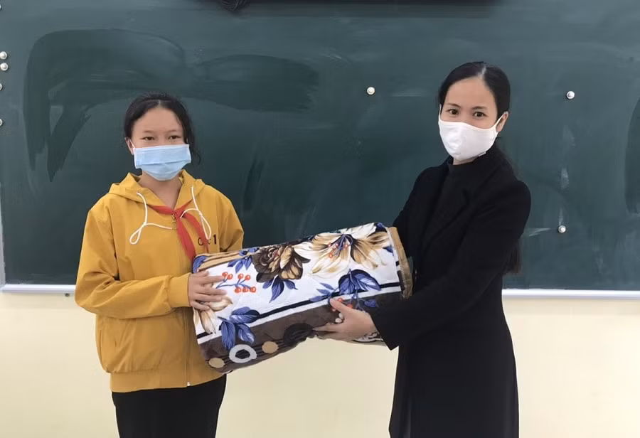 Cô Đặng Thị Hà (trường PTDT nội trú THCS và THPT huyện Na Hang) tặng chăn ấm cho học trò