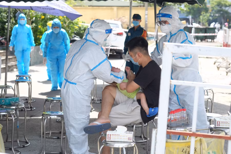 Lấy mẫu xét nghiệm Covid-19 cho trẻ em ở Đà Nẵng. Ảnh minh họa. 