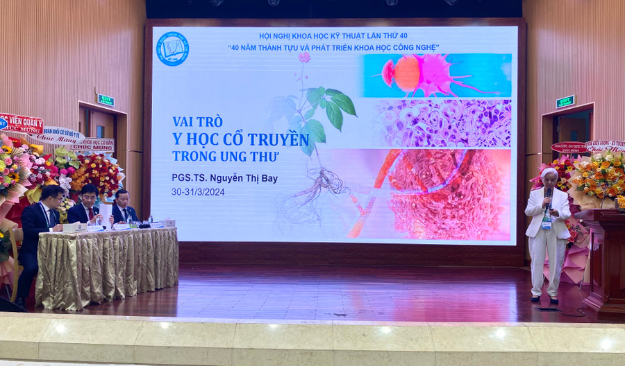 PGS. Nguyễn Thị Bay đang trình bày bài báo cáo tựa đề “Vai trò Y học cổ truyền trong điều trị ung thư”. Ảnh: Cẩm Anh PGS. Nguyễn Thị Bay đang trình bày bài báo cáo tựa đề “Vai trò Y học cổ truyền trong điều trị ung thư”. Ảnh: Cẩm Anh