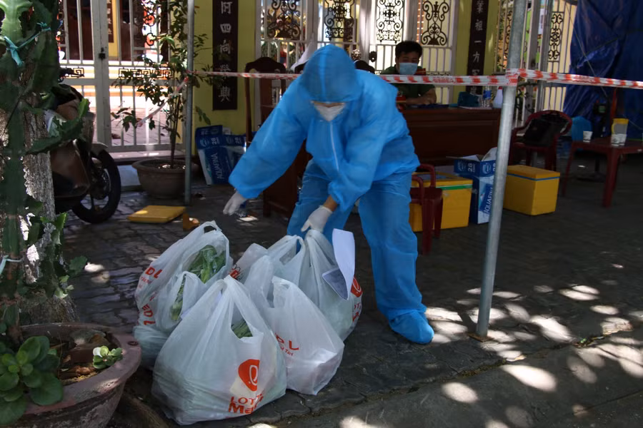 Những người tham gia hoạt động giao nhận hàng hóa thuộc các đơn vị cung ứng.