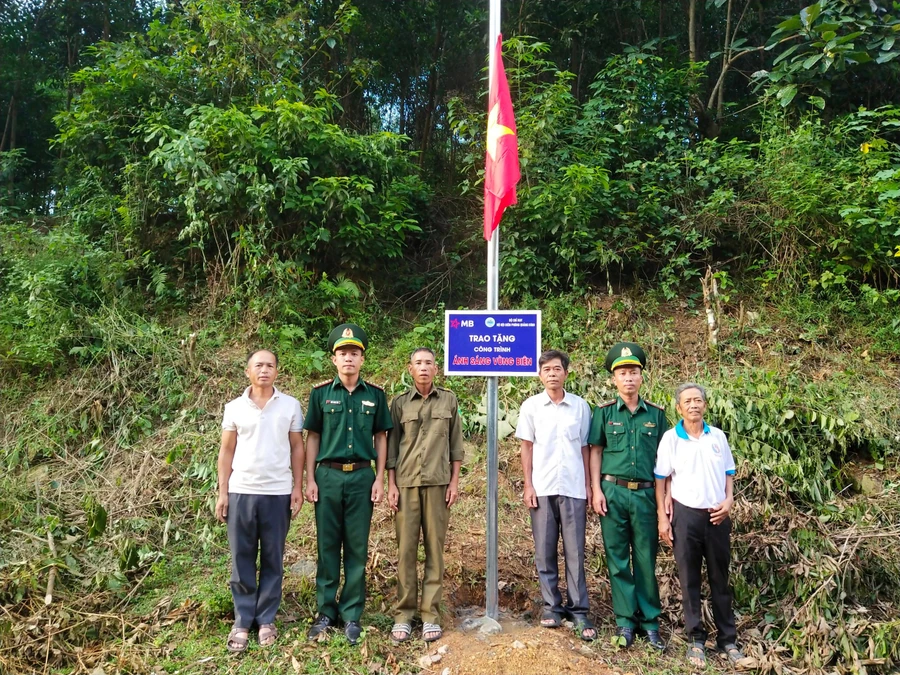 Đồn Biên phòng Làng Mô bàn giao các công trình "Ánh sáng vùng biên" cho bà con Vân Kiều tại xã Trường Sơn (huyện Quảng Ninh, Quảng Bình).