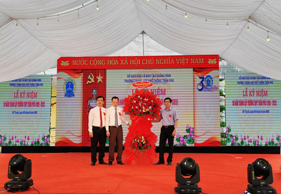 Lãnh đạo Sở GD&ĐT Quảng Bình tặng hoa chúc mừng tại Lễ kỷ niệm 30 thành lập Trường THPT Trần Phú. Lãnh đạo Sở GD&ĐT Quảng Bình tặng hoa chúc mừng tại Lễ kỷ niệm 30 thành lập Trường THPT Trần Phú.