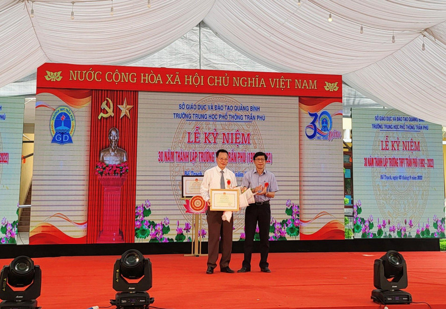 Thầy Nguyễn Hữu Dũng, Hiệu trưởng Trường THPT Trần Phú đã vinh dự nhận Bằng khen của Bộ trưởng Bộ Giáo dục và Đào tạo. Thầy Nguyễn Hữu Dũng, Hiệu trưởng Trường THPT Trần Phú đã vinh dự nhận Bằng khen của Bộ trưởng Bộ Giáo dục và Đào tạo.