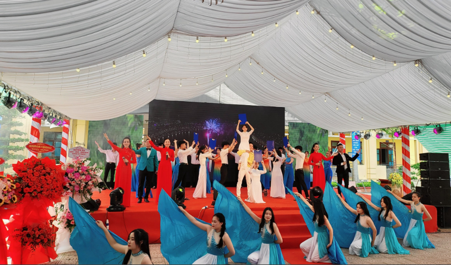 Văn nghệ chào mừng Lễ kỷ niệm 30 năm ngày thành lập Trường THPT Trần Phú. Văn nghệ chào mừng Lễ kỷ niệm 30 năm ngày thành lập Trường THPT Trần Phú.