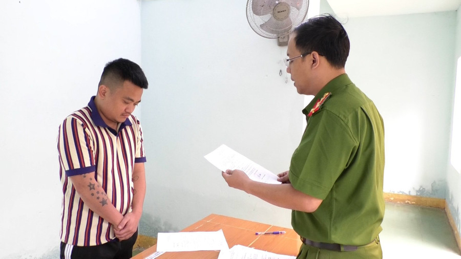 Công an tống đạt quyết định với Vương Quang Hiệp. (Ảnh: Công an)