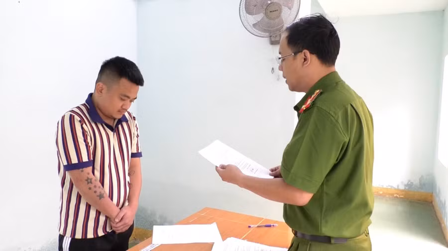 Công an tống đạt quyết định với Vương Quang Hiệp. (Ảnh: Công an)