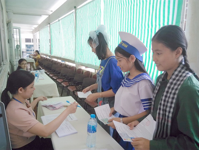 Thí sinh tự tin làm thủ tục kiểm tra trước khi bước vào phòng thi