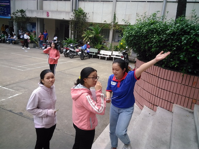 Thí sinh được tình nguyện viên hướng dẫn đến các phòng thi.