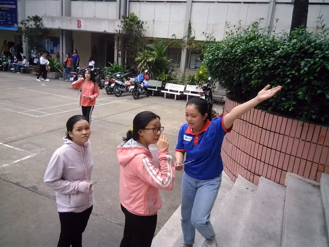 Thí sinh được tình nguyện viên hướng dẫn đến các phòng thi.