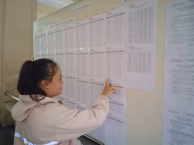 Thí sinh kiểm tra số báo danh và danh sách phòng thi