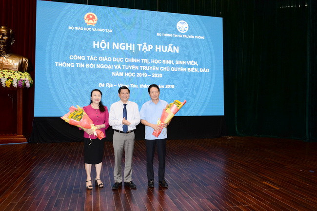 Ông Trần Văn Tuấn - Phó Chủ tịch UBND tỉnh Bà Rịa Vũng Tàu - tặng hoa lãnh đạo Bộ GD&ĐT và Bộ TT&TT. Ông Trần Văn Tuấn - Phó Chủ tịch UBND tỉnh Bà Rịa Vũng Tàu - tặng hoa lãnh đạo Bộ GD&ĐT và Bộ TT&TT.