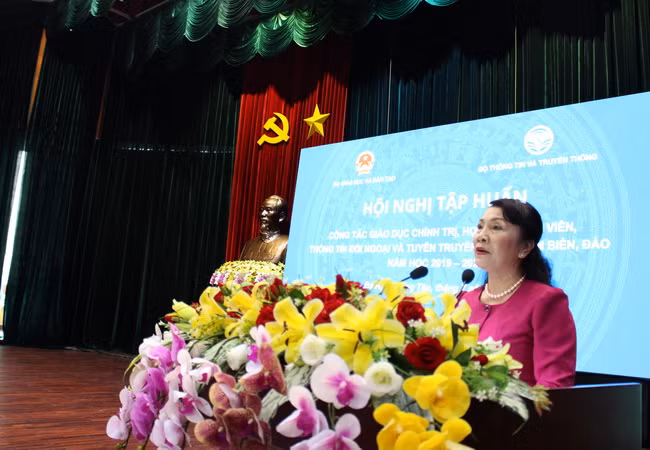 Thứ trưởng Bộ GD&ĐT Nguyễn Thị Nghĩa phát biểu khai mạc Hội nghị