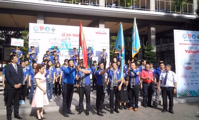 TS. Ngô Đồng Khanh - Phó hiệu trưởng Trường ĐH Y Dược TPHCM cùng với đại diện Thành đoàn TPHCM trao cờ lệnh xuất quân cho Chỉ huy Chiến dịch tình nguyện Mùa hè xanh năm 2019.