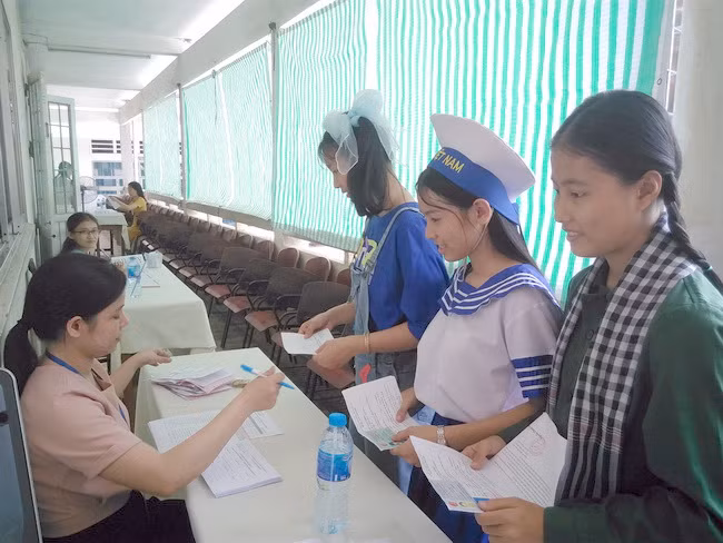 Thí sinh tự tin làm thủ tục kiểm tra trước khi bước vào phòng thi