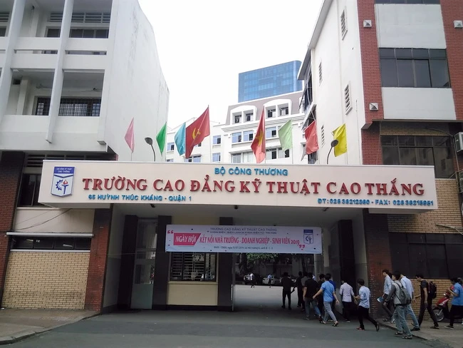 Cổng trường CĐ Kỹ thuật Cao Thắng