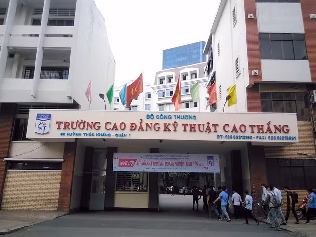 Cổng trường CĐ Kỹ thuật Cao Thắng