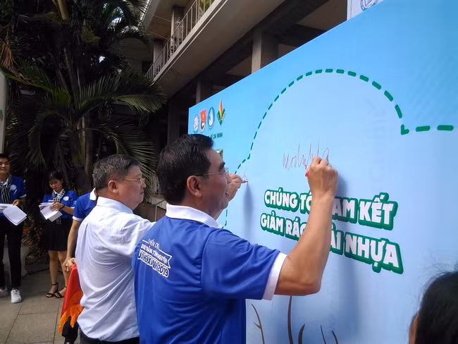 Đại diện Ban giám hiệu trường ĐH Y Dược TPHCM ký cam kết giảm rác thải nhựa tại lễ ra quân.