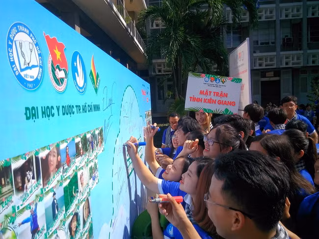 Các chiến sĩ tình nguyện tham gia ký tên cam kết bảo vệ môi trường, giảm rác thải nhựa.