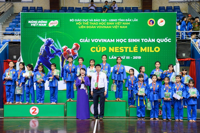 Thứ trưởng Bộ GD&ĐT Nguyễn Thị Nghĩa và ông Phạm Đăng Khoa - GĐ Sở GD&ĐT tỉnh Đắk Lắk trao huy chương cho các vận động viên xuất sắc. Thứ trưởng Bộ GD&ĐT Nguyễn Thị Nghĩa và ông Phạm Đăng Khoa - GĐ Sở GD&ĐT tỉnh Đắk Lắk trao huy chương cho các vận động viên xuất sắc.