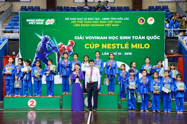 Thứ trưởng Bộ GD&ĐT Nguyễn Thị Nghĩa và ông Phạm Đăng Khoa - GĐ Sở GD&ĐT tỉnh Đắk Lắk trao huy chương cho các vận động viên xuất sắc.