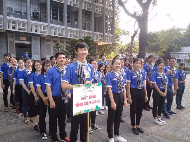 Các chiến sĩ đội hình tình nguyện tại mặt trận tỉnh Kiên Giang.