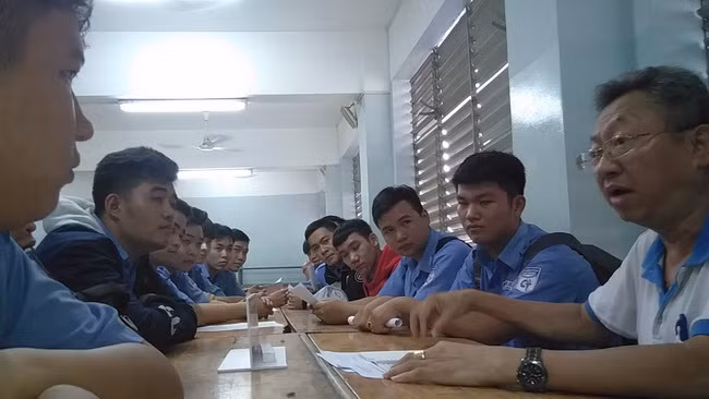 Nhóm sinh viên lớp 17A khoa Điện- Điện lạnh được ông Lý Đình Trung -Giám đốc Công ty TNHH Trái Trung -phỏng vấn trực tiếp ngay tại trường.