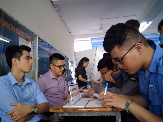Rất đông các sinh viên đăng ký dự tuyển dụng tại gian hàng của Công ty điện tử SamSung.