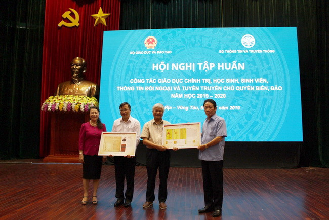 Lãnh đạo Bộ GD&ĐT và Bộ TT&TT tặng quà cho Sở GD&ĐT và Sở TT&TT tỉnh Bà Rịa -Vũng Tàu Lãnh đạo Bộ GD&ĐT và Bộ TT&TT tặng quà cho Sở GD&ĐT và Sở TT&TT tỉnh Bà Rịa -Vũng Tàu