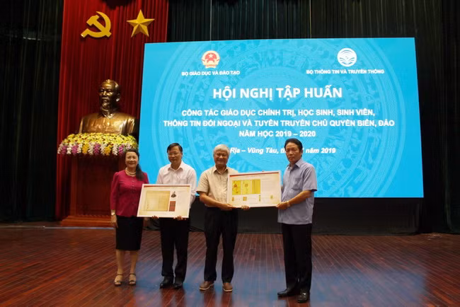 Lãnh đạo Bộ GD&ĐT và Bộ TT&TT tặng quà cho Sở GD&ĐT và Sở TT&TT tỉnh Bà Rịa -Vũng Tàu