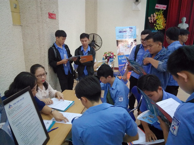 Nhiều sinh viên đã lựa chọn đăng ký được vị trí việc làm phù hợp ở các doanh nghiệp ngay tại ngày hội. Nhiều sinh viên đã lựa chọn đăng ký được vị trí việc làm phù hợp ở các doanh nghiệp ngay tại ngày hội.