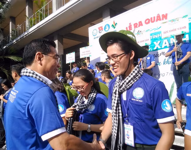 TS. Ngô Đồng Khanh - Phó hiệu trưởng Trường ĐH Y Dược TPHCM động viên các chiến sĩ tình nguyện trước lúc ra quân.