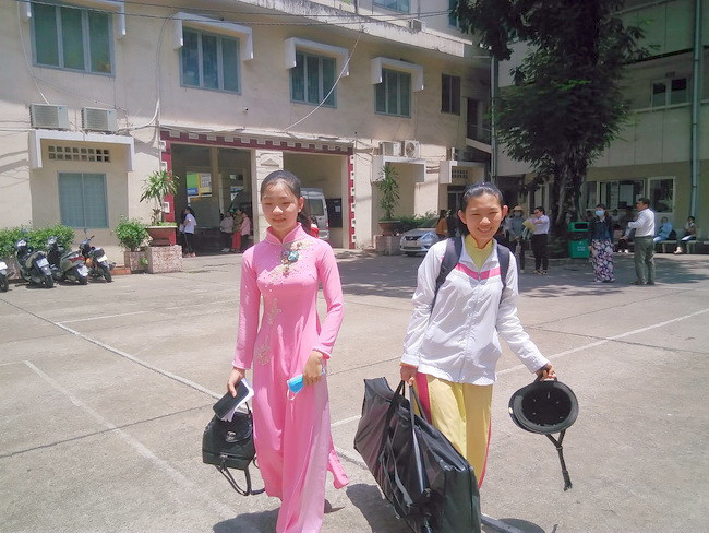 Thí sinh đến trường thi mang theo nhạc cụ để thi năng khiếu