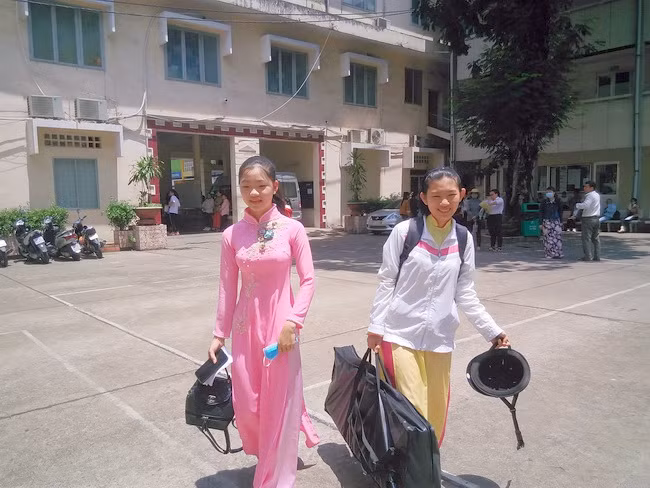 Thí sinh đến trường thi mang theo nhạc cụ để thi năng khiếu