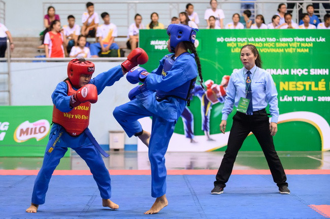 Pha tấn công của vận động viên áo xanh khiến đối thủ phải phòng thủ. Pha tấn công của vận động viên áo xanh khiến đối thủ phải phòng thủ.