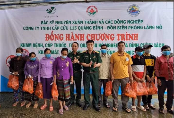 Đoàn công tác của Bệnh viện Quân y 175, Công ty TNHH cấp cứu 115 Quảng Bình trao tặng nhiều suất quà đến học sinh và người dân tại xã Trường Sơn.